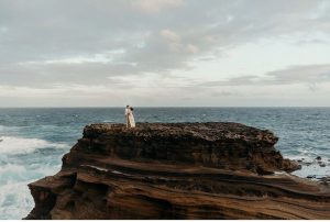 Windy Elopement on the Cliffs of Oahu, Hawaii || Victoria Selman Photographer