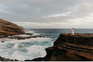Windy Elopement on the Cliffs of Oahu, Hawaii || Victoria Selman Photographer