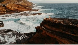 Windy Elopement on the Cliffs of Oahu, Hawaii || Victoria Selman Photographer