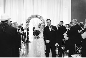 This glitzy-glam Great Gatsby wedding has a surprise confetti pop ending! // Sagamore Pendry, Baltimore, Maryland // Victoria Selman Photographer