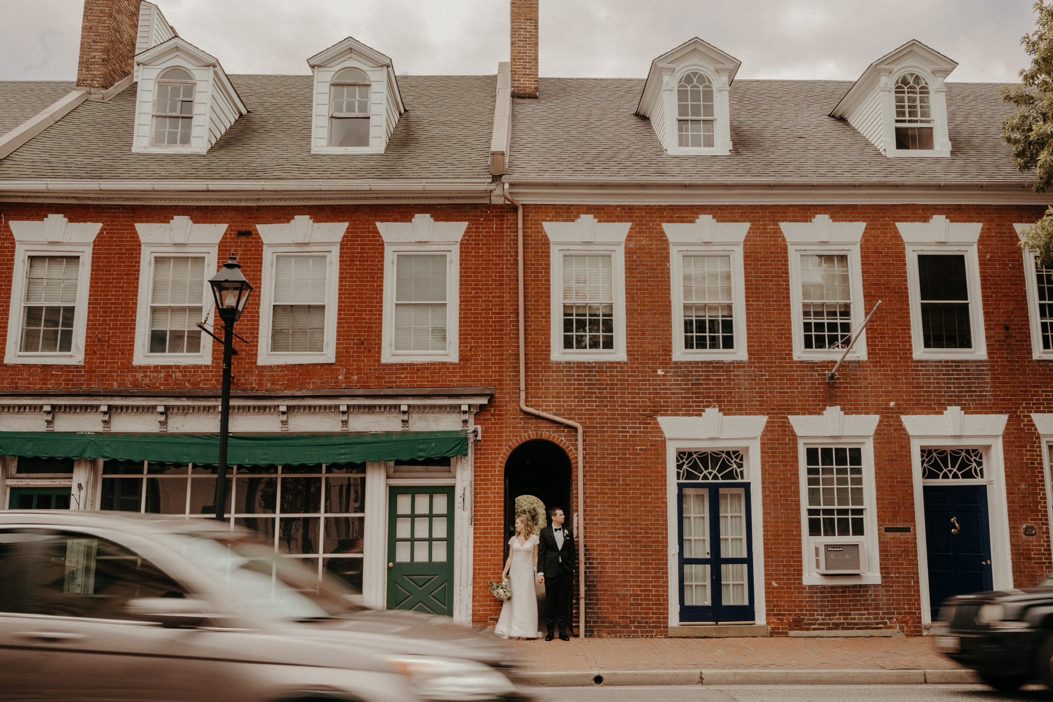 Fun & relaxed garden wedding at the Tidewater Inn, a beautiful venue on Maryland’s eastern shore. Images by destination elopement photographer Victoria Selman